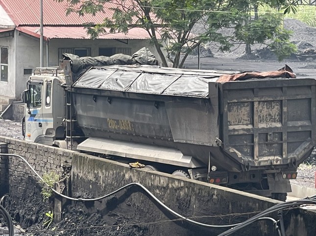 Hơn một trăm tấn than của Công ty Gang thép Thái Nguyên bị tuồn ra ngoài - Ảnh 1.
