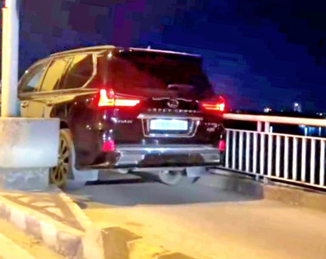 Sẽ tước giấy phép tài xế xe Lexus đi vào làn xe máy trên cầu Bến Thủy - Ảnh 1.