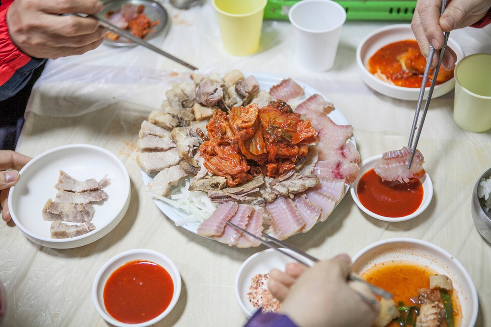 Món ăn được mệnh danh là kinh dị nhất Hàn Quốc: Người ăn nhận xét &quot;rất nặng mùi&quot;, phải bịt miệng khi dùng lần đầu - Ảnh 3.