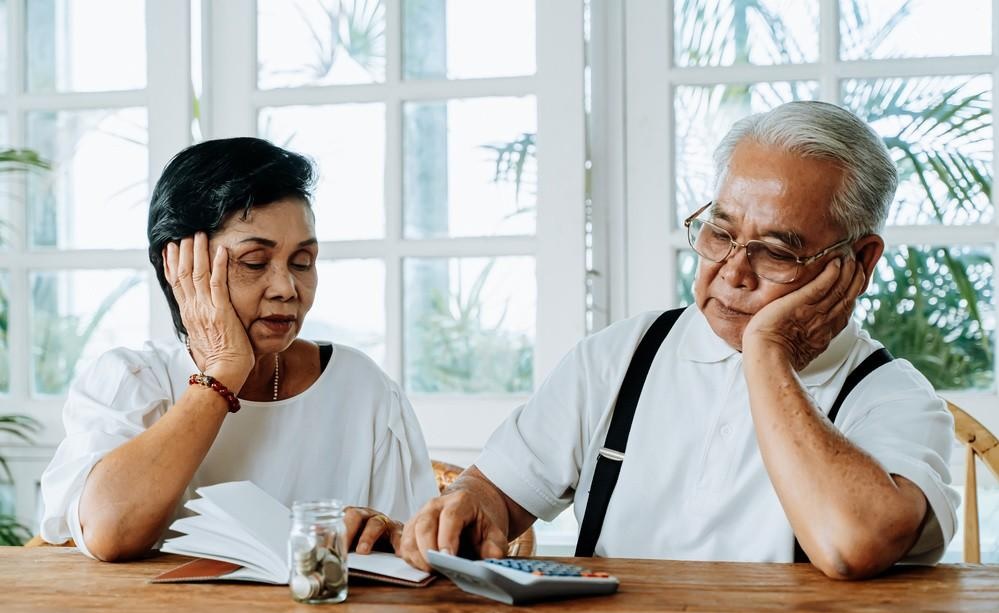 Cầm lương hưu gần 50 triệu đồng/tháng về quê hưởng tuổi già, vợ chồng U70 vỡ mộng, phải chọn sống ‘giả nghèo’ - Ảnh 1.