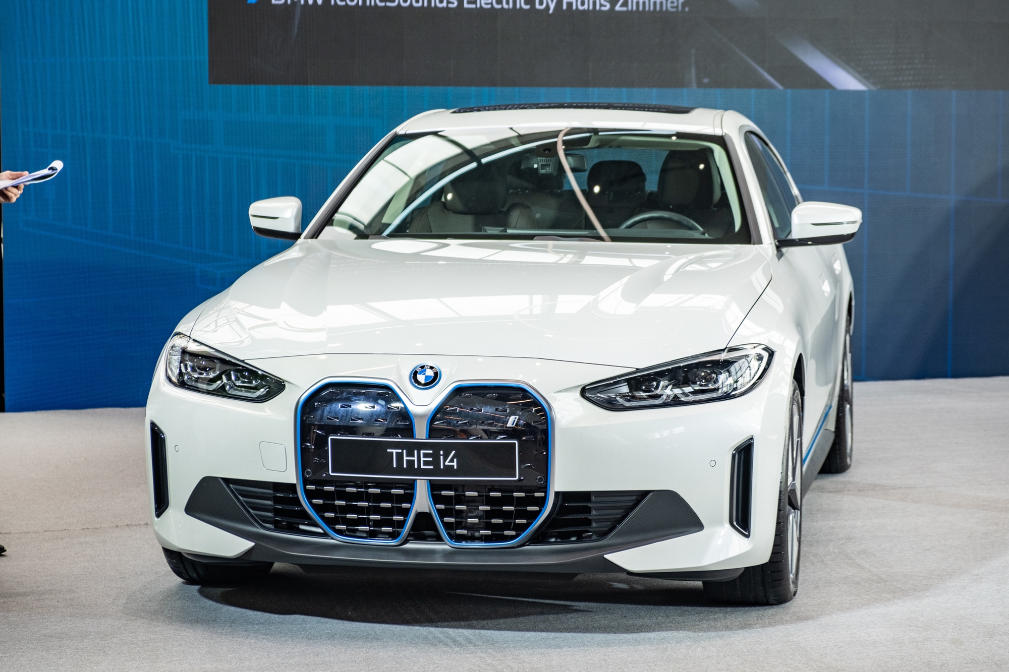 BMW i4 giá gần 3,8 tỷ tại Việt Nam: Vài điểm khác 4-Series, không mạnh bằng Taycan nhưng tầm vận hành khủng gần 600km/sạc - Ảnh 1.