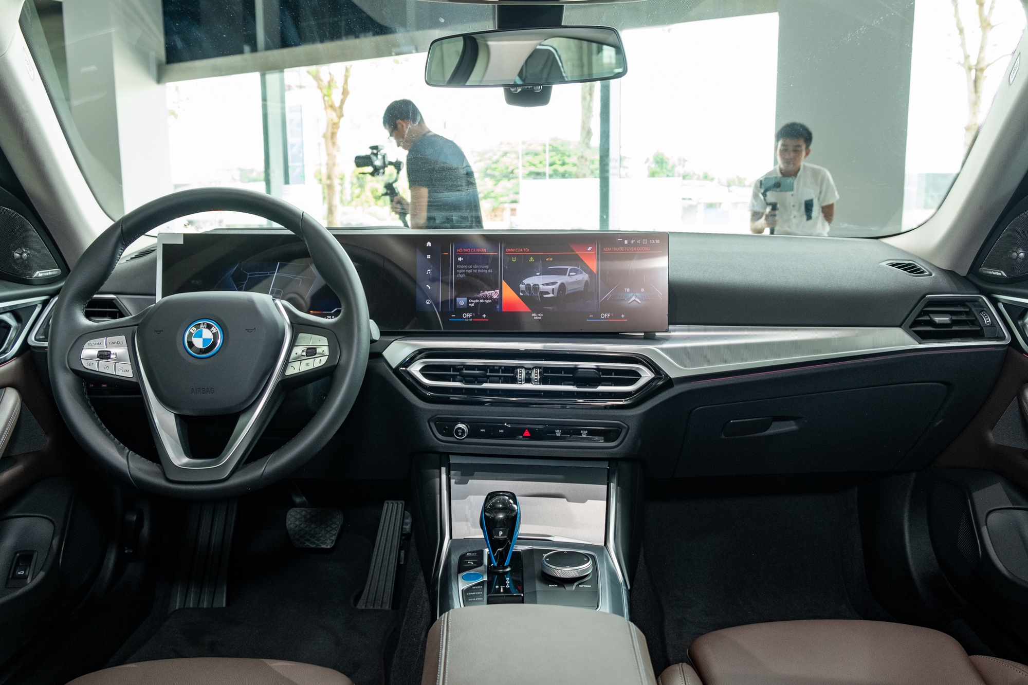 BMW i4 giá gần 3,8 tỷ tại Việt Nam: Vài điểm khác 4-Series, không mạnh bằng Taycan nhưng tầm vận hành khủng gần 600km/sạc - Ảnh 4.