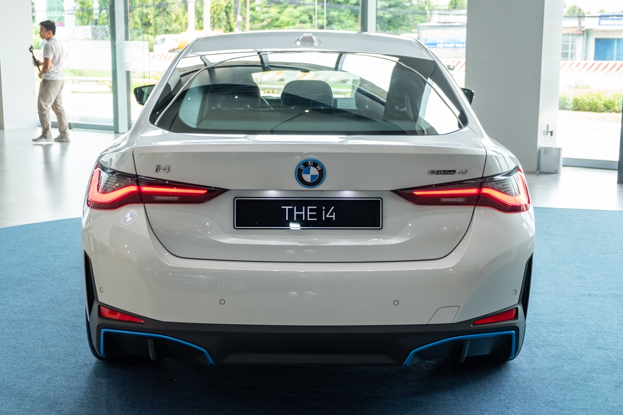 BMW i4 giá gần 3,8 tỷ tại Việt Nam: Vài điểm khác 4-Series, không mạnh bằng Taycan nhưng tầm vận hành khủng gần 600km/sạc - Ảnh 11.
