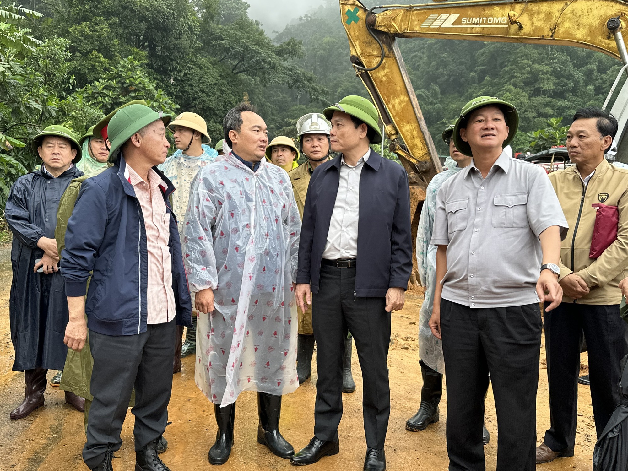 Hình ảnh Phó Thủ tướng Trần Lưu Quang lội bùn vào hiện trường vụ sạt lở đèo Bảo Lộc - Ảnh 1.