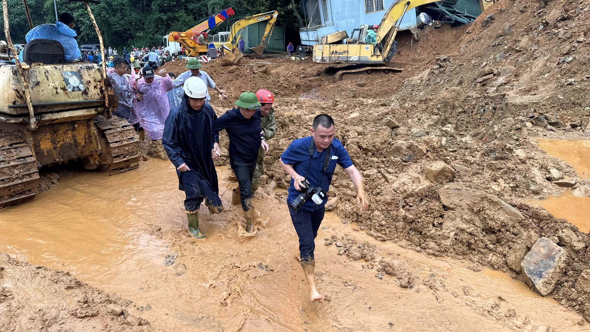 Hình ảnh Phó Thủ tướng Trần Lưu Quang lội bùn vào hiện trường vụ sạt lở đèo Bảo Lộc - Ảnh 4.