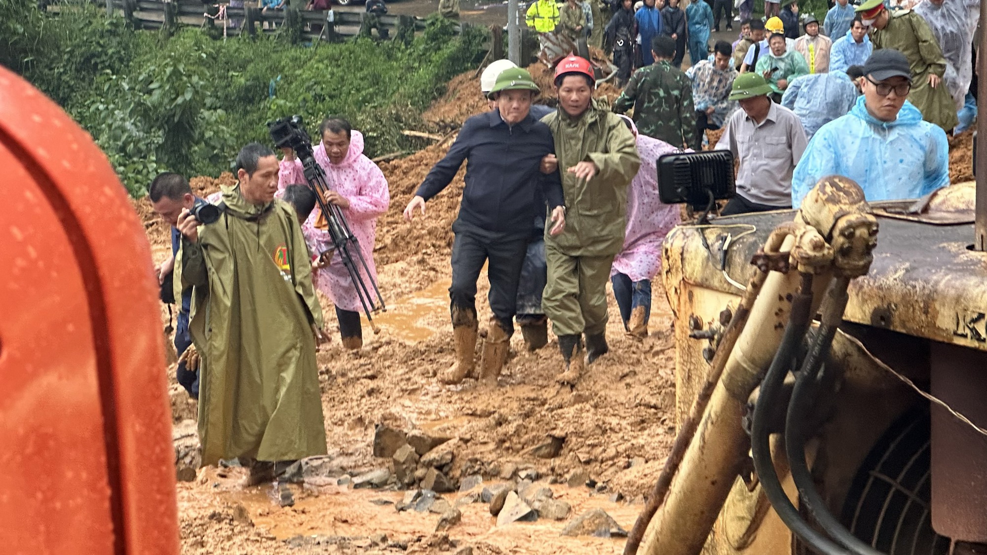 Hình ảnh Phó Thủ tướng Trần Lưu Quang lội bùn vào hiện trường vụ sạt lở đèo Bảo Lộc - Ảnh 5.