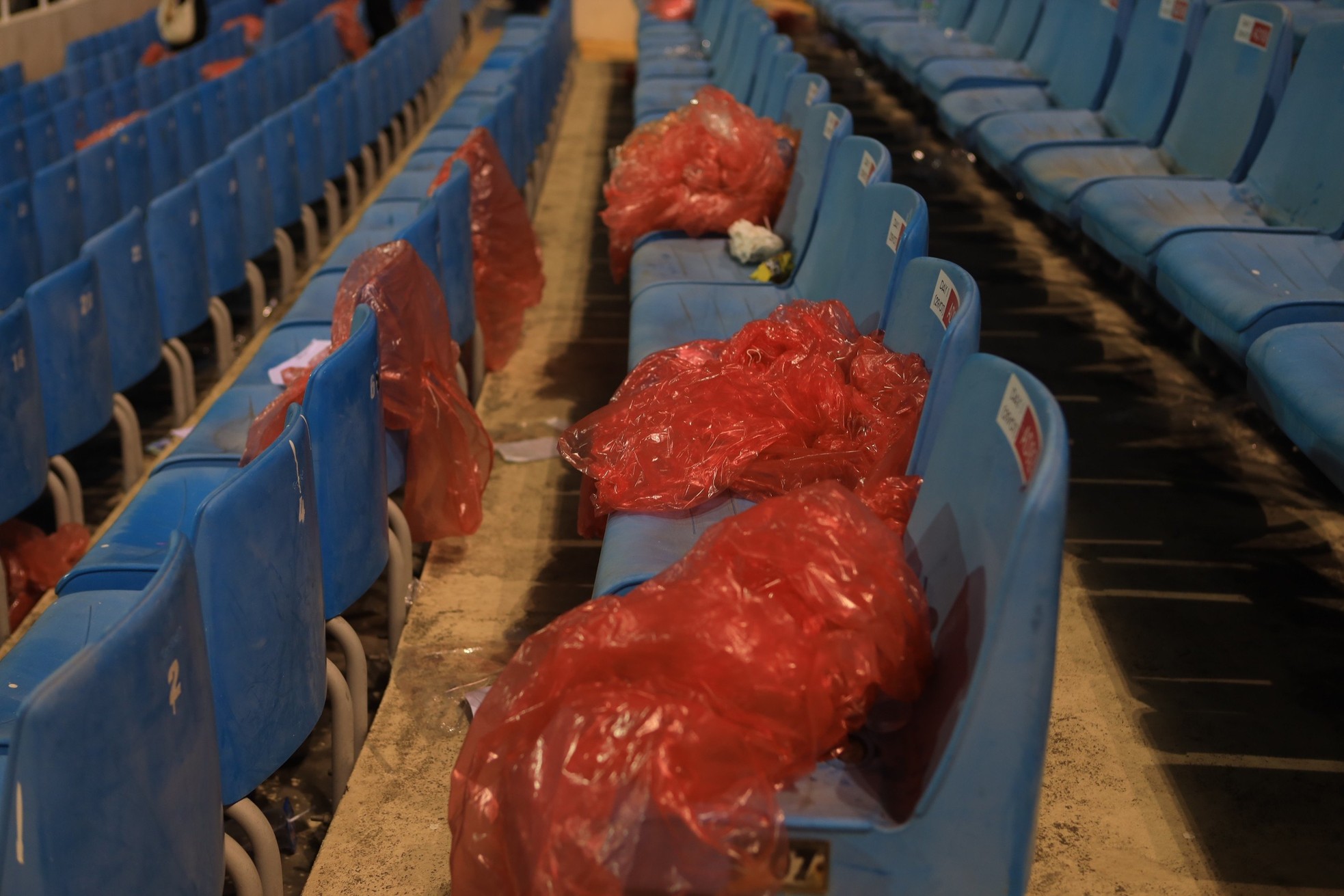 Sân vận động Mỹ Đình bội thực rác sau đêm diễn của BlackPink - Ảnh 2.
