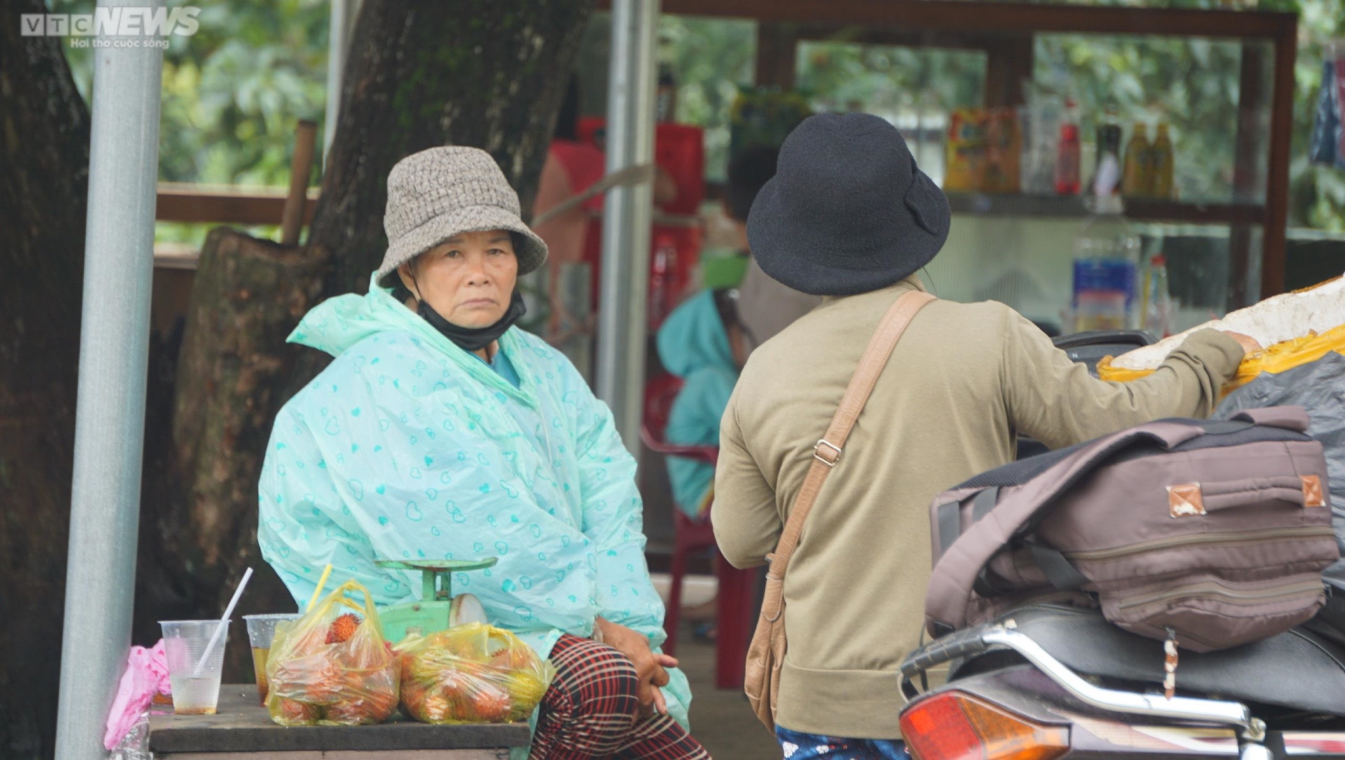 Người dân kẹt lại dưới chân đèo Bảo Lộc nhiều giờ, chờ đợi thông xe - Ảnh 6.