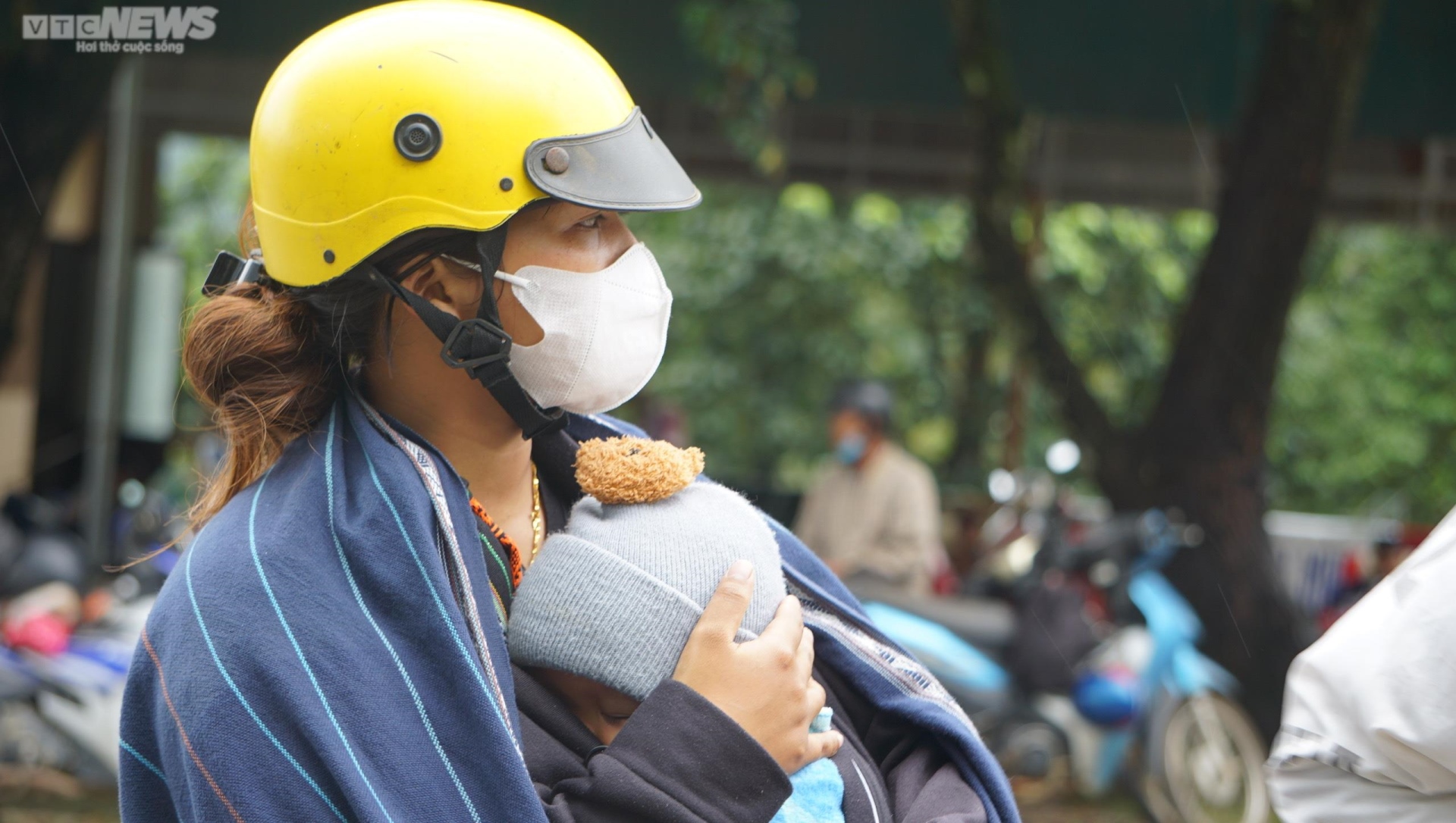 Người dân kẹt lại dưới chân đèo Bảo Lộc nhiều giờ, chờ đợi thông xe - Ảnh 3.