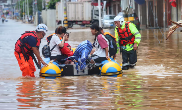 Bão Doksuri ở Trung Quốc: 31.000 người ở Bắc Kinh buộc phải sơ tán khi mưa lớn tấn công - Ảnh 2.