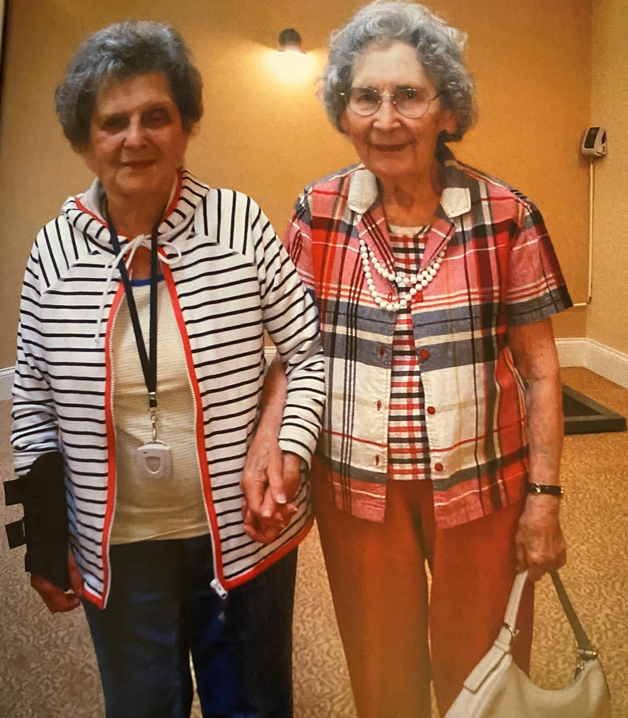 2 chị em thọ trên 100 tuổi nhưng vẫn minh mẫn, khỏe mạnh: Bí quyết là duy trì 4 thói quen đơn giản - Ảnh 1.