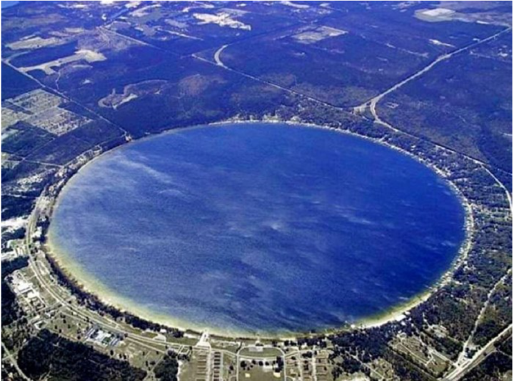 Khám phá bí ẩn hồ nước tự nhiên được mệnh danh tròn nhất thế giới - Ảnh 1.