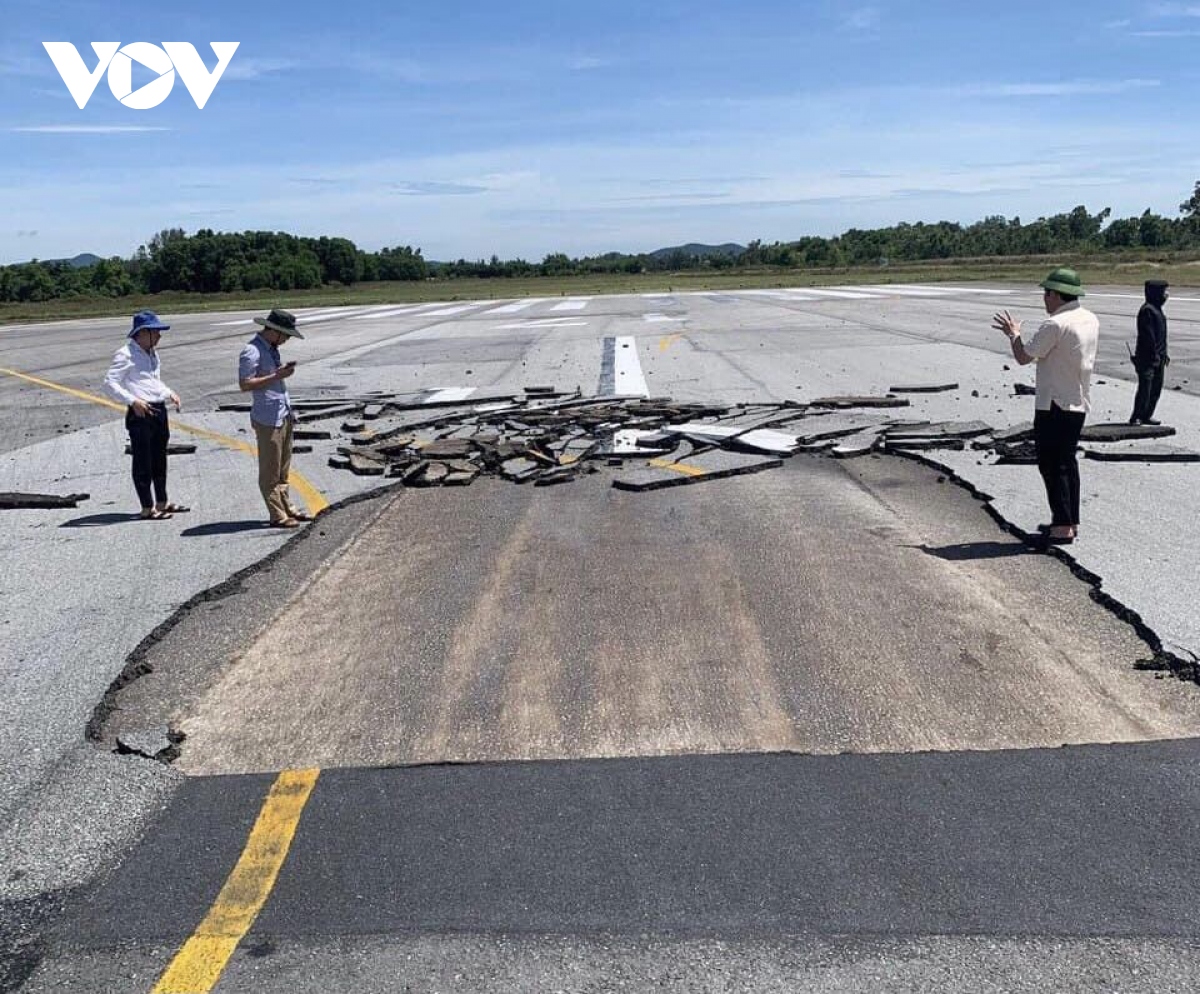 Sân bay Vinh mở cửa trở lại lúc 7h sáng nay sau khi xử lý xong sự cố đường băng - Ảnh 1.
