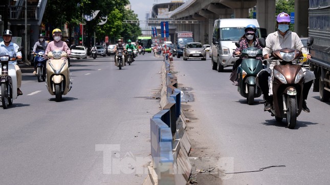 Dải phân cách cứng trên đường Nguyễn Trãi có cũng như không, nhiều ý kiến đề nghị tháo bỏ - Ảnh 2.