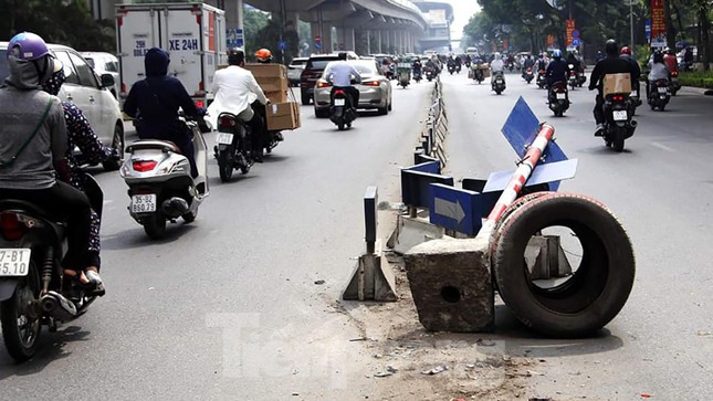 Dải phân cách cứng trên đường Nguyễn Trãi có cũng như không, nhiều ý kiến đề nghị tháo bỏ - Ảnh 3.