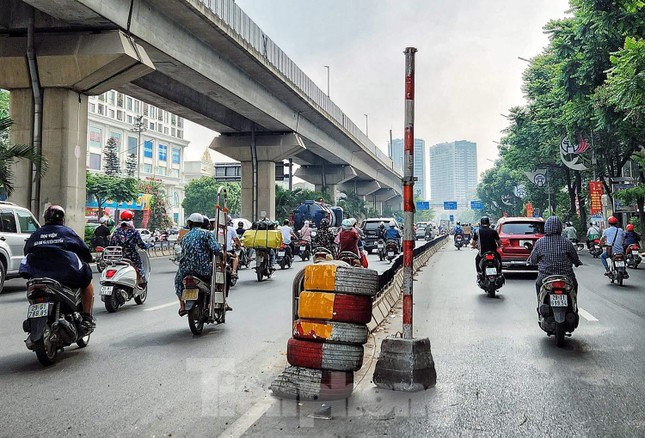 Dải phân cách cứng trên đường Nguyễn Trãi có cũng như không, nhiều ý kiến đề nghị tháo bỏ - Ảnh 4.