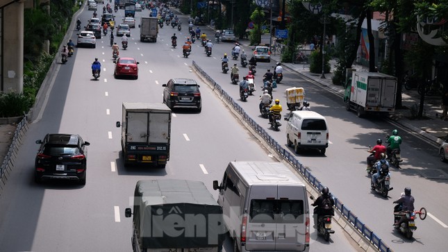 Dải phân cách cứng trên đường Nguyễn Trãi có cũng như không, nhiều ý kiến đề nghị tháo bỏ - Ảnh 10.