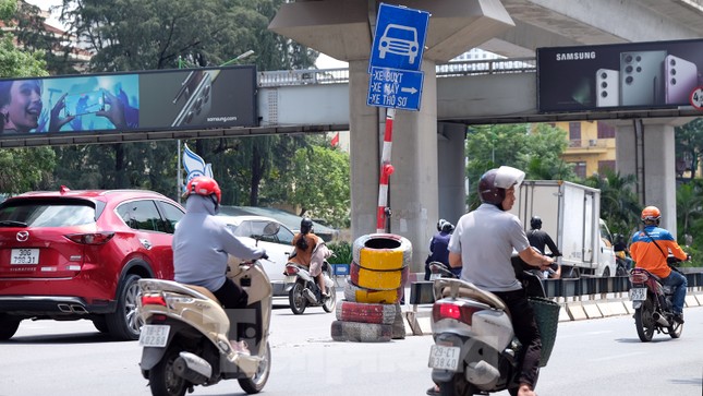 Dải phân cách cứng trên đường Nguyễn Trãi có cũng như không, nhiều ý kiến đề nghị tháo bỏ - Ảnh 12.