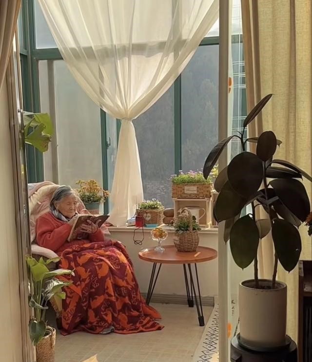 Tìm thấy hạnh phúc trong không gian sống tối giản đầy hoa của cụ bà 92 tuổi: Bình yên là khi 'ẩn mình trong phòng sách, tìm về với ngôn từ' - Ảnh 2.