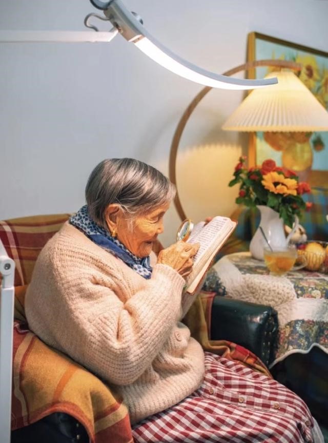 Tìm thấy hạnh phúc trong không gian sống tối giản đầy hoa của cụ bà 92 tuổi: Bình yên là khi 'ẩn mình trong phòng sách, tìm về với ngôn từ' - Ảnh 4.