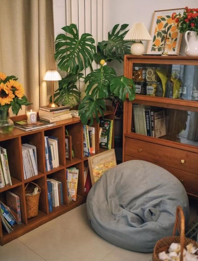 Tìm thấy hạnh phúc trong không gian sống tối giản đầy hoa của cụ bà 92 tuổi: Bình yên là khi 'ẩn mình trong phòng sách, tìm về với ngôn từ' - Ảnh 5.