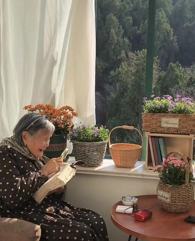 Tìm thấy hạnh phúc trong không gian sống tối giản đầy hoa của cụ bà 92 tuổi: Bình yên là khi 'ẩn mình trong phòng sách, tìm về với ngôn từ' - Ảnh 3.