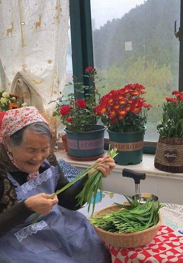 Tìm thấy hạnh phúc trong không gian sống tối giản đầy hoa của cụ bà 92 tuổi: Bình yên là khi 'ẩn mình trong phòng sách, tìm về với ngôn từ' - Ảnh 6.
