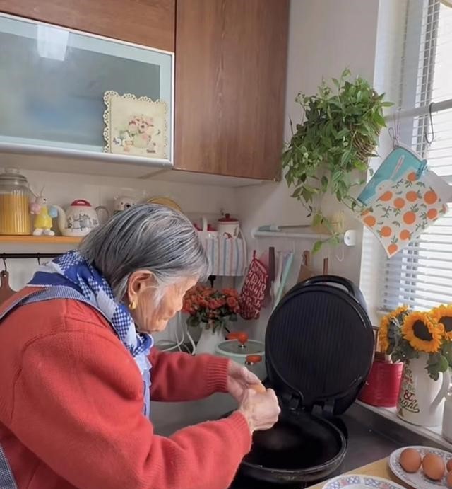 Tìm thấy hạnh phúc trong không gian sống tối giản đầy hoa của cụ bà 92 tuổi: Bình yên là khi 'ẩn mình trong phòng sách, tìm về với ngôn từ' - Ảnh 7.