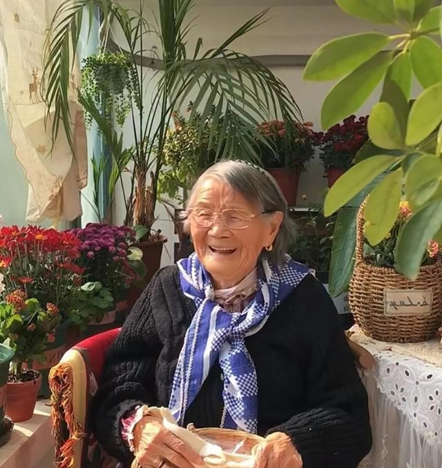 Tìm thấy hạnh phúc trong không gian sống tối giản đầy hoa của cụ bà 92 tuổi: Bình yên là khi 'ẩn mình trong phòng sách, tìm về với ngôn từ' - Ảnh 8.