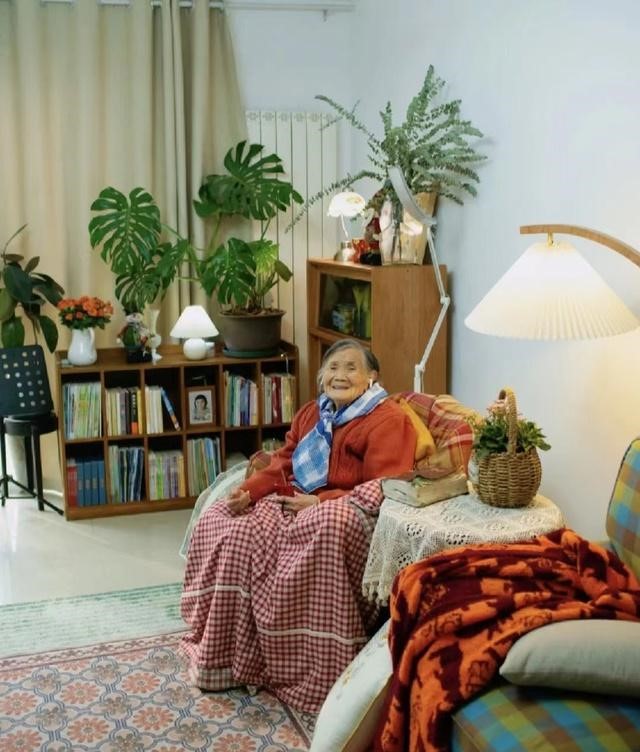 Tìm thấy hạnh phúc trong không gian sống tối giản đầy hoa của cụ bà 92 tuổi: Bình yên là khi 'ẩn mình trong phòng sách, tìm về với ngôn từ' - Ảnh 9.
