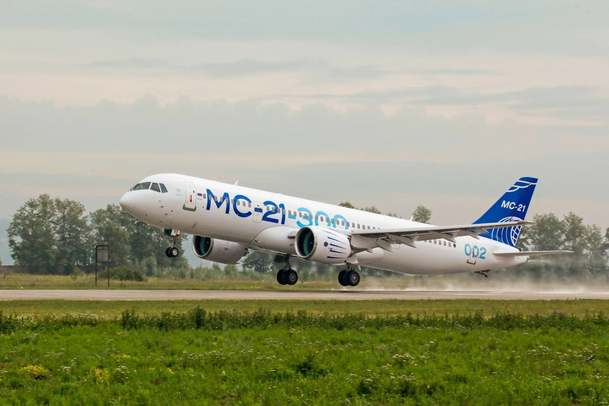 Bất ngờ với giá 'chốt' máy bay Irkut MC-21 của Nga: Rẻ bằng một nửa Airbus, Boeing? - Ảnh 2.