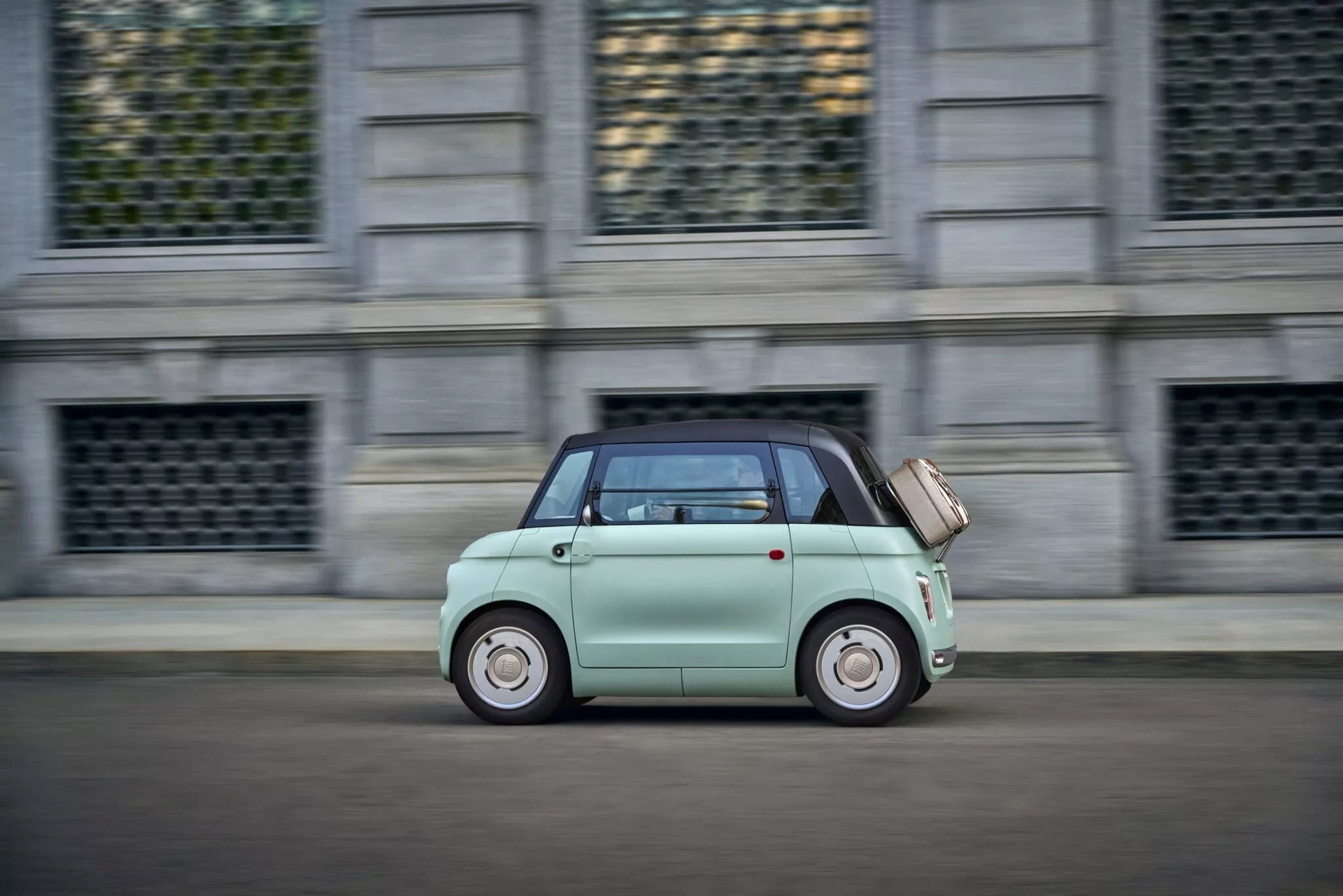 Đây có phải đỉnh cao của ô tô điện mini dạo phố: Fiat Topolino tầm hoạt động 75 km, trẻ 14 tuổi cũng lái được - Ảnh 3.