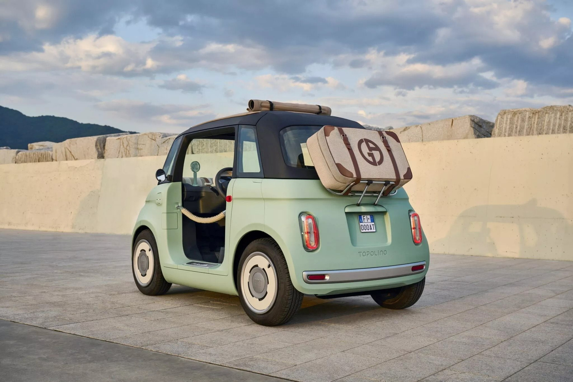 Đây có phải đỉnh cao của ô tô điện mini dạo phố: Fiat Topolino tầm hoạt động 75 km, trẻ 14 tuổi cũng lái được - Ảnh 2.