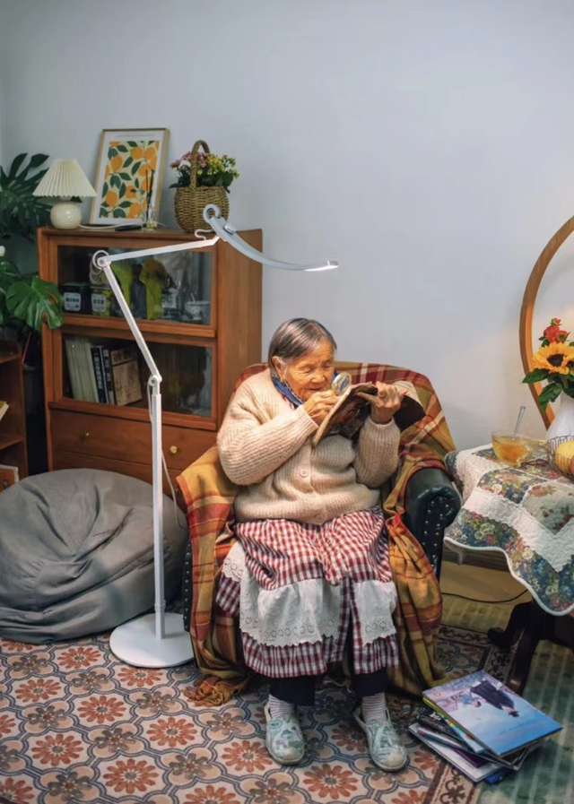 Tìm thấy hạnh phúc trong không gian sống tối giản đầy hoa của cụ bà 92 tuổi: Bình yên là khi 'ẩn mình trong phòng sách, tìm về với ngôn từ' - Ảnh 1.
