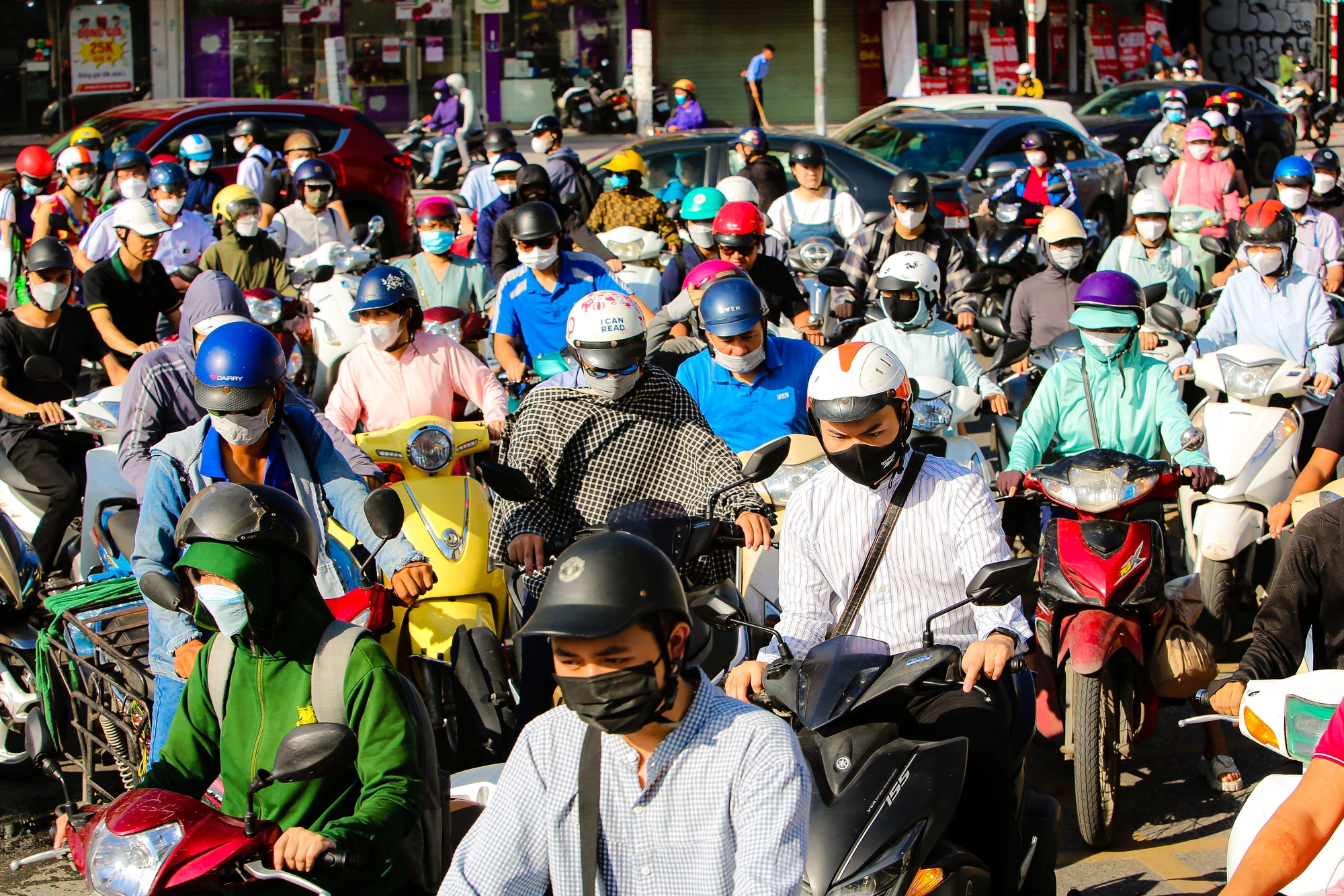 Cận cảnh giao thông hỗn loạn khi dựng thêm lô cốt trên đường Nguyễn Trãi - Ảnh 13.