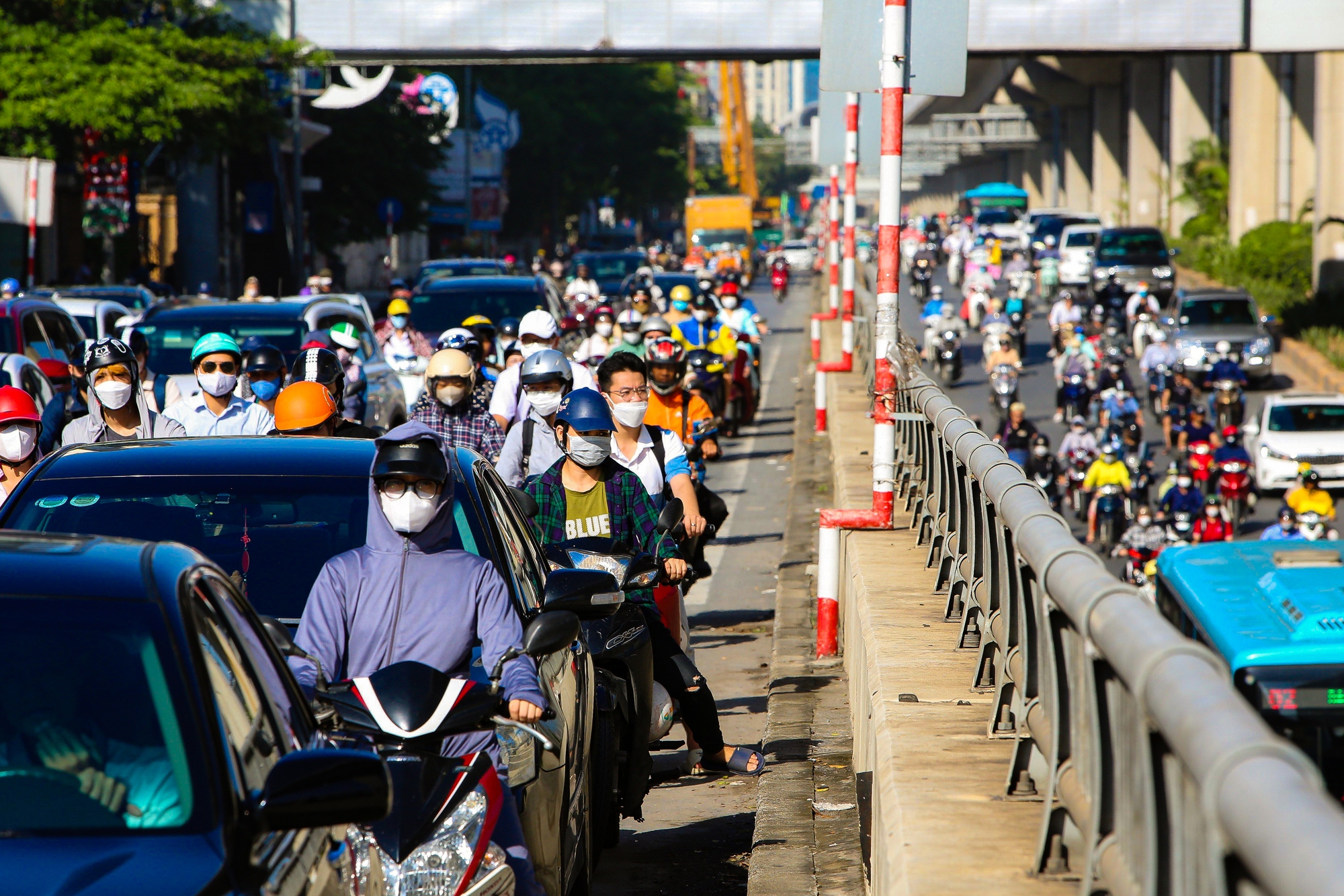 Cận cảnh giao thông hỗn loạn khi dựng thêm lô cốt trên đường Nguyễn Trãi - Ảnh 11.