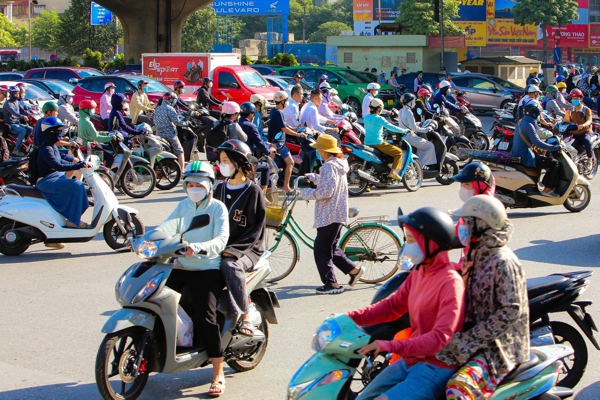 Cận cảnh giao thông hỗn loạn khi dựng thêm lô cốt trên đường Nguyễn Trãi - Ảnh 6.