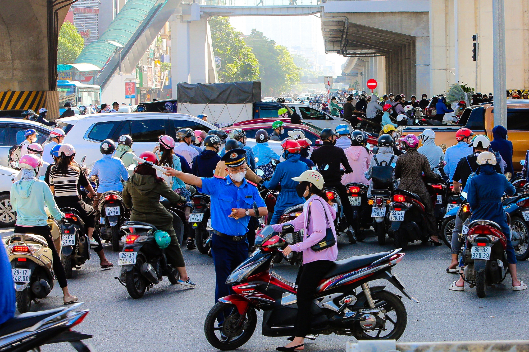 Cận cảnh giao thông hỗn loạn khi dựng thêm lô cốt trên đường Nguyễn Trãi - Ảnh 9.