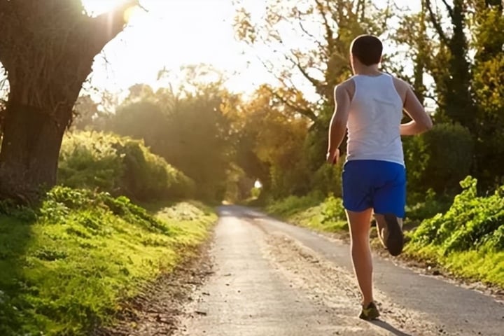 Sự khác biệt giữa chạy bộ 30 phút buổi sáng và đi bộ 60 phút buổi tối - Ảnh 2.