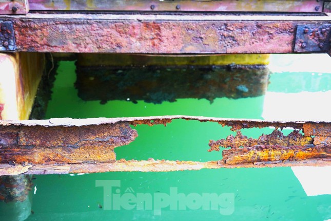 Làng chài thuộc top đẹp nhất thế giới ở vịnh Hạ Long đang 'chìm' dần - Ảnh 6.