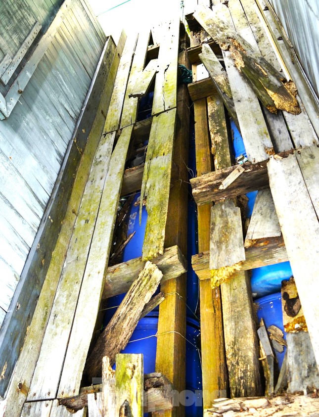 Làng chài thuộc top đẹp nhất thế giới ở vịnh Hạ Long đang 'chìm' dần - Ảnh 11.