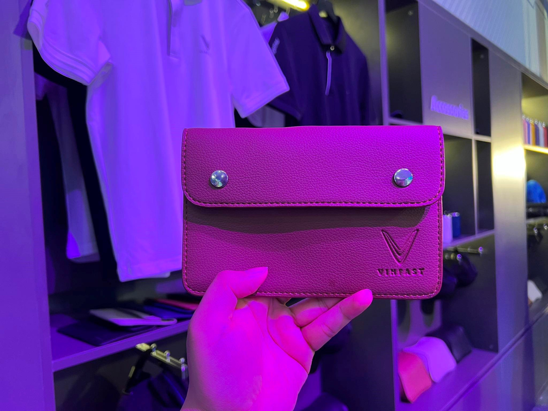 VinFast bán áo polo, mũ lưỡi trai, gối cổ, bình giữ nhiệt, gối tựa đầu... giá từ hơn 500.000 đồng - Ảnh 4. VinFast bán áo polo, mũ lưỡi trai, gối cổ, bình giữ nhiệt, gối tựa đầu... giá từ hơn 500.000 đồng - Ảnh 4.