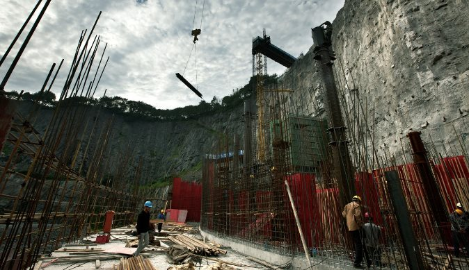 Đây là cách các “pháp sư Trung Hoa” xây kỳ quan kiến trúc thế giới tựa trên vách đá sâu gần 100 m: Đội ngũ 5.000 người làm việc 12 năm mới xây xong toà nhà 18 tầng - Ảnh 6.