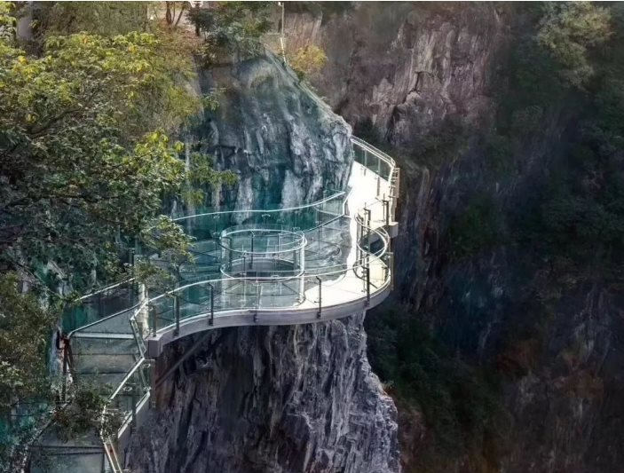 Đây là cách các “pháp sư Trung Hoa” xây kỳ quan kiến trúc thế giới tựa trên vách đá sâu gần 100 m: Đội ngũ 5.000 người làm việc 12 năm mới xây xong toà nhà 18 tầng - Ảnh 12.