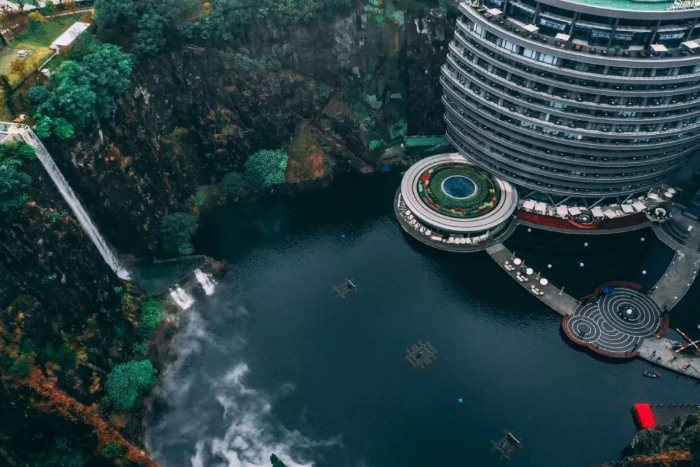 Đây là cách các “pháp sư Trung Hoa” xây kỳ quan kiến trúc thế giới tựa trên vách đá sâu gần 100 m: Đội ngũ 5.000 người làm việc 12 năm mới xây xong toà nhà 18 tầng - Ảnh 8.