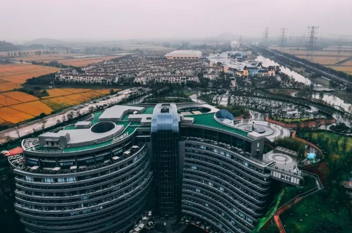 Đây là cách các “pháp sư Trung Hoa” xây kỳ quan kiến trúc thế giới tựa trên vách đá sâu gần 100 m: Đội ngũ 5.000 người làm việc 12 năm mới xây xong toà nhà 18 tầng - Ảnh 4.