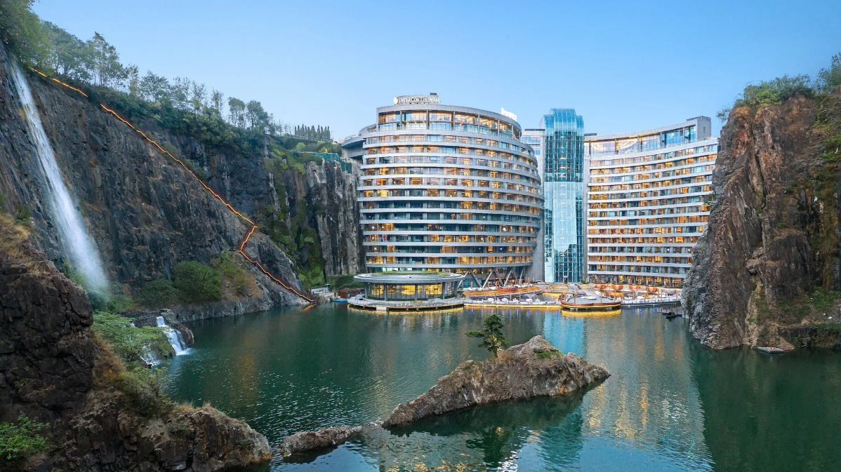 Đây là cách các “pháp sư Trung Hoa” xây kỳ quan kiến trúc thế giới tựa trên vách đá sâu gần 100 m: Đội ngũ 5.000 người làm việc 12 năm mới xây xong toà nhà 18 tầng - Ảnh 1.
