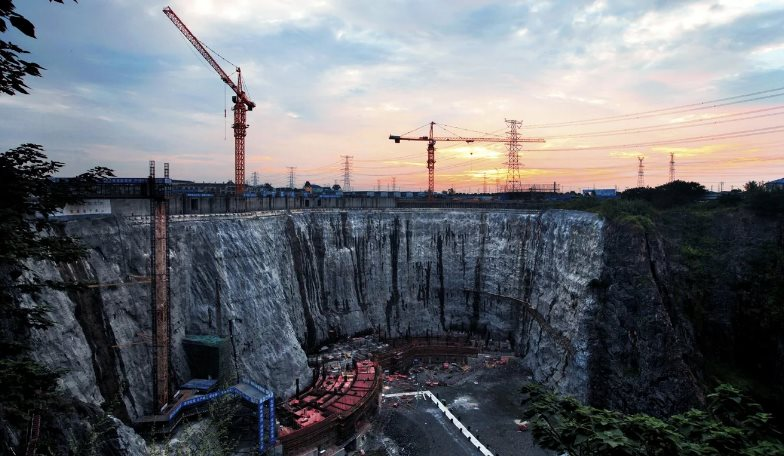 Đây là cách các “pháp sư Trung Hoa” xây kỳ quan kiến trúc thế giới tựa trên vách đá sâu gần 100 m: Đội ngũ 5.000 người làm việc 12 năm mới xây xong toà nhà 18 tầng - Ảnh 5.