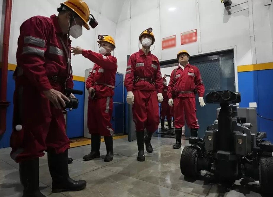 Đỉnh cao ngành khai thác ở Trung Quốc: Ngồi phòng điều hòa trên mặt đất điều khiển “quái vật công nghệ” để đào &quot;vàng đen&quot; - Ảnh 3.