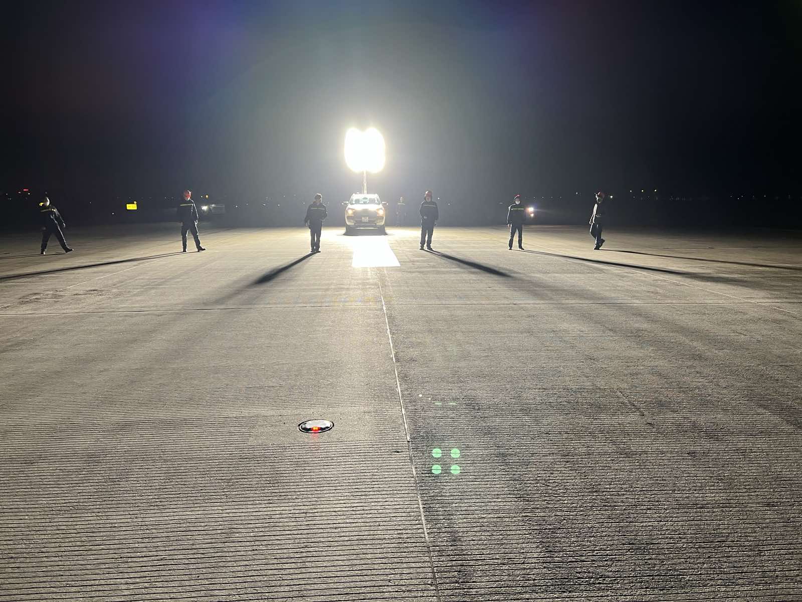 Cận cảnh soi đường băng tìm vật thể lạ ở sân bay Nội Bài - Ảnh 14.